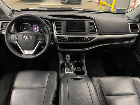 Used 2019 Toyota Highlander XLE image 16