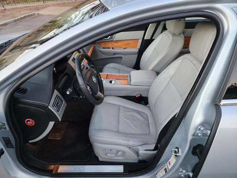 Used 2010 Jaguar XF Luxury image 25