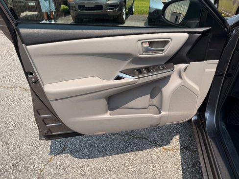 Used 2016 Toyota Camry SE image 11