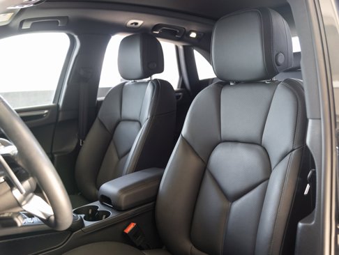 Certified 2021 Porsche Macan image 5