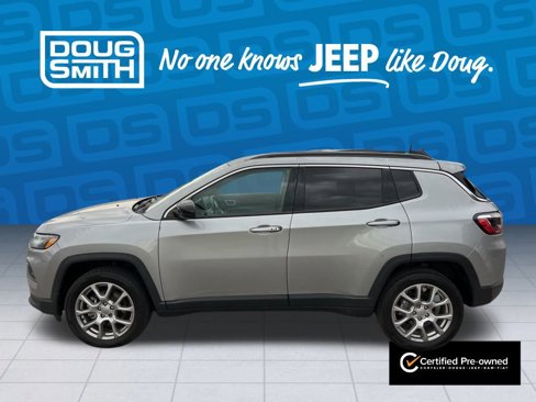 Used 2022 Jeep Compass Latitude image 2
