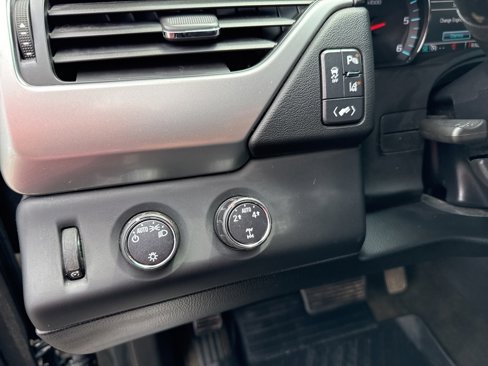 Used 2015 Chevrolet Suburban LT image 17