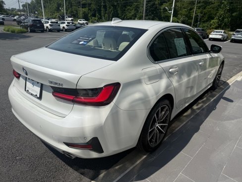 Certified 2022 BMW 330i xDrive Sedan w/ Driving Assistance Package image 7