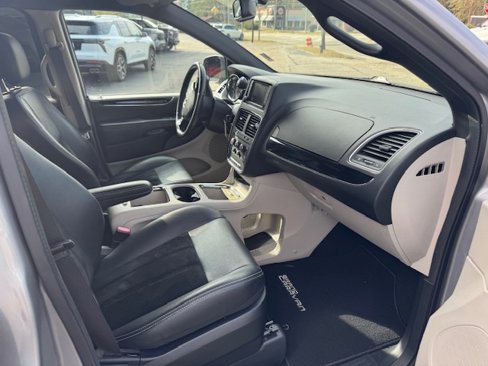 Used 2017 Dodge Grand Caravan SXT image 15