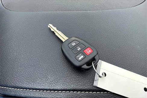 Used 2014 Toyota Camry L image 10
