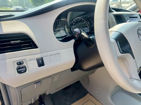 Used 2014 Toyota Sienna L image 25