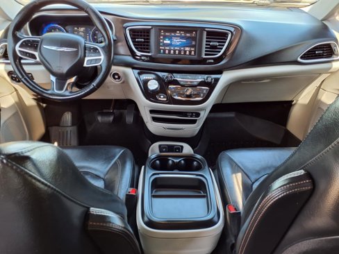Used 2019 Chrysler Pacifica Touring-L image 19