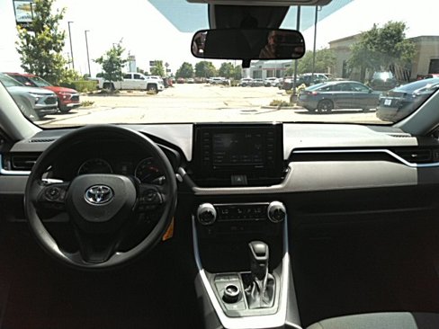 Used 2022 Toyota RAV4 LE image 3
