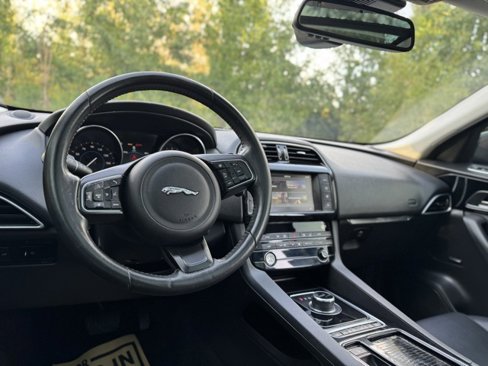Used 2018 Jaguar F-PACE Premium image 26