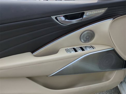Used 2019 Kia K900 Luxury image 10
