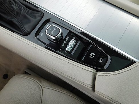Used 2016 Volvo XC90 T6 Momentum image 23