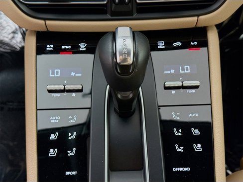 Certified 2022 Porsche Macan image 13