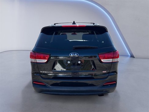 Used 2017 Kia Sorento LX w/ LX Convenience Package image 4