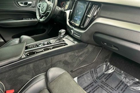 Used 2018 Volvo XC60 T6 R-Design w/ Convenience Package image 16