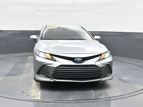 Used 2021 Toyota Camry LE image 3