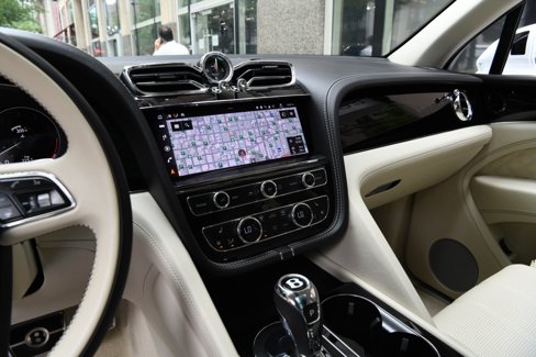 Used 2022 Bentley Bentayga image 18