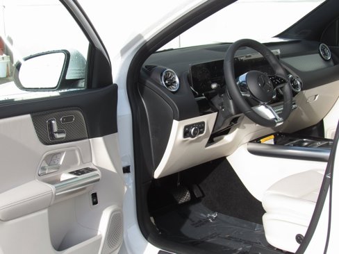 New 2025 Mercedes-Benz GLA 250 4MATIC image 9