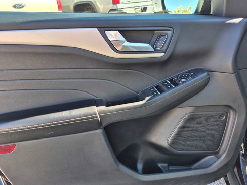 Used 2021 Ford Escape SE w/ SE Sport Appearance Package image 13