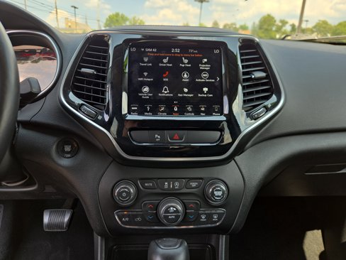 Used 2019 Jeep Cherokee Limited image 24