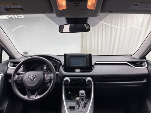 Used 2019 Toyota RAV4 LE image 14
