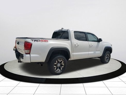 Used 2017 Toyota Tacoma TRD Off-Road image 3