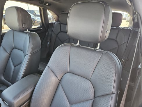 Used 2025 Porsche Macan image 6