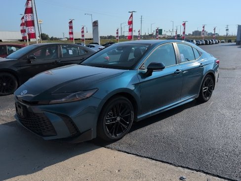 Used 2025 Toyota Camry SE image 4