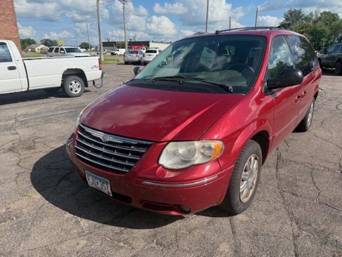 Used 2006 Chrysler Town & Country Limited w/ Trailer Tow Prep Group image 2