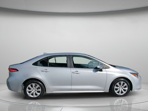Used 2021 Toyota Corolla LE image 32