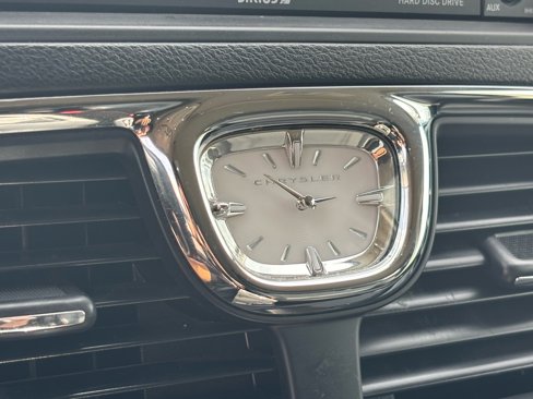 Used 2015 Chrysler Town & Country Touring w/ Driver Convenience Group image 18