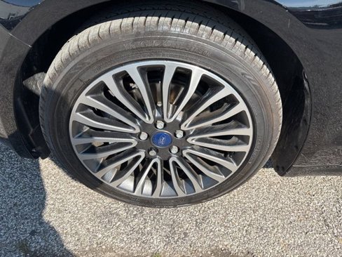 Used 2017 Ford Fusion SE w/ Fusion SE Technology Package image 9