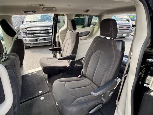 Used 2017 Chrysler Pacifica LX image 21