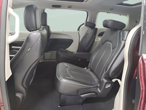Used 2018 Chrysler Pacifica Limited image 22