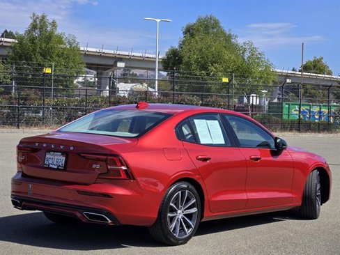 Used 2022 Volvo S60 B5 Momentum image 4