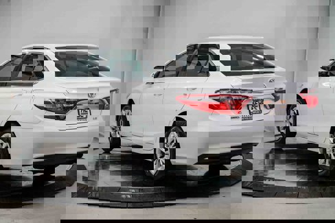 Used 2017 Toyota Camry LE image 2