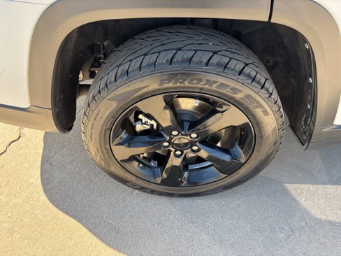 Used 2022 Jeep Grand Cherokee L Laredo image 11