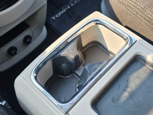 Used 2013 Chrysler Town & Country Touring image 11