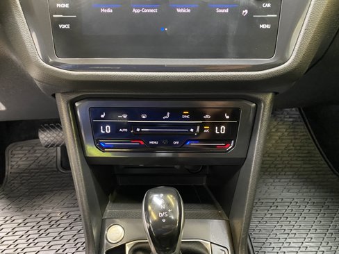 Used 2024 Volkswagen Tiguan SE image 43
