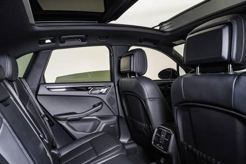 Certified 2025 Porsche Macan image 16