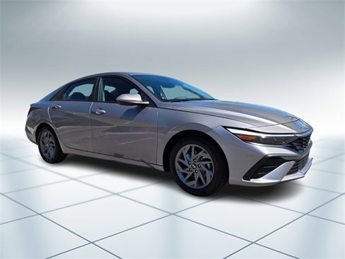 Used 2024 Hyundai Elantra SEL image 2