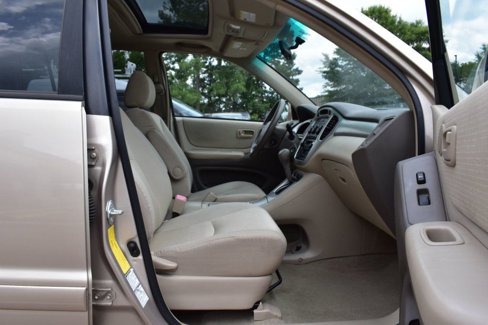 Used 2005 Toyota Highlander 4WD V6 w/ 3rd Row image 16