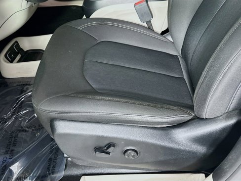 Certified 2018 Chrysler Pacifica Touring Plus w/ Tire & Wheel Group image 28