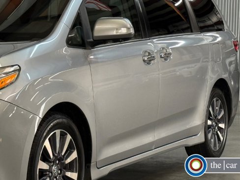 Used 2018 Toyota Sienna Limited Premium image 2