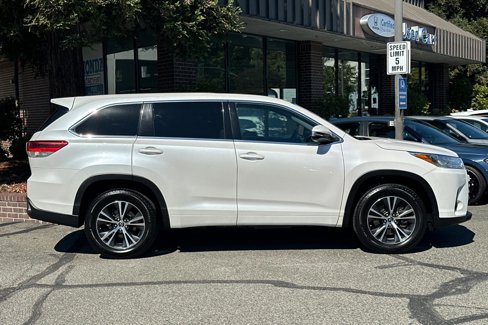Used 2018 Toyota Highlander LE image 3