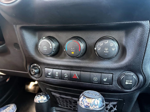 Used 2018 Jeep Wrangler Unlimited Sahara image 30