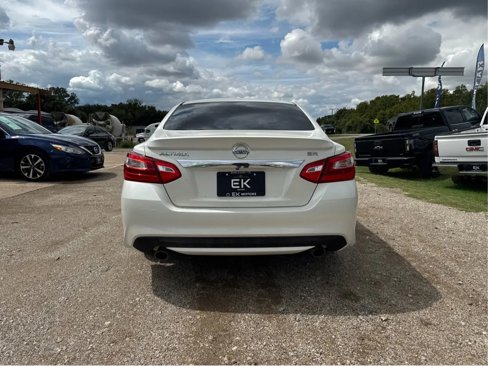 Used 2016 Nissan Altima 2.5 SR w/ LED Appearance Package image 4