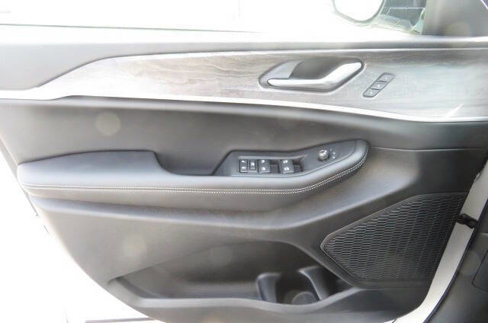 New 2025 Jeep Grand Cherokee Limited image 17