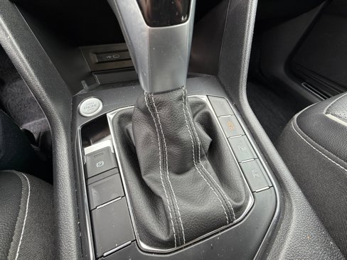 Certified 2022 Volkswagen Tiguan SEL R-Line image 36