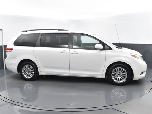 Used 2014 Toyota Sienna image 2