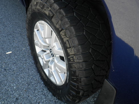 Used 2022 Nissan Frontier SV image 12